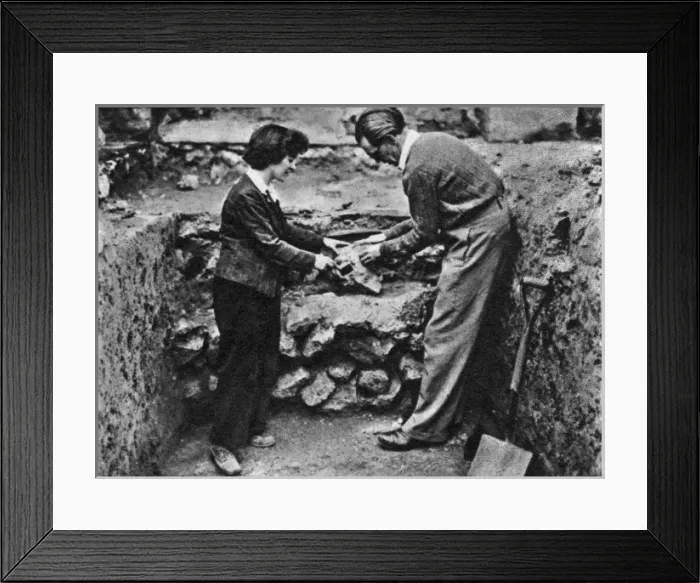 Framed Print : Excavating in the bombed Cripplegate area Framed Print : Excavating in the bombed Cripplegate area