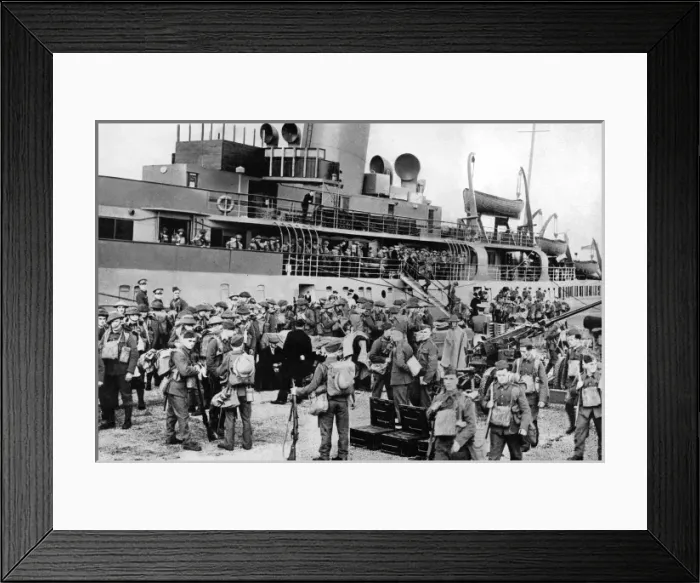 Framed Print : British Army lands in France, 1939 Framed Print : British Army lands in France, 1939