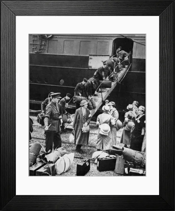 Framed Print : British nurses and airmen land in France, 1939