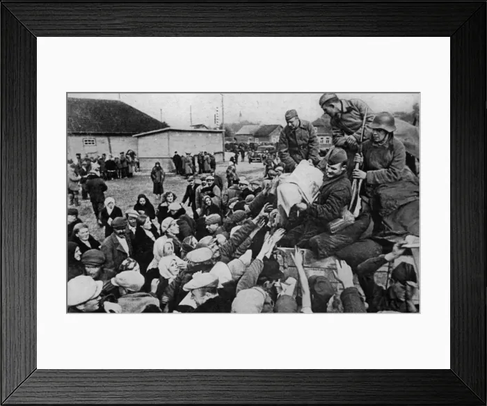 Framed Print : Red Army distributing Moscow newspapers after invasion of Po