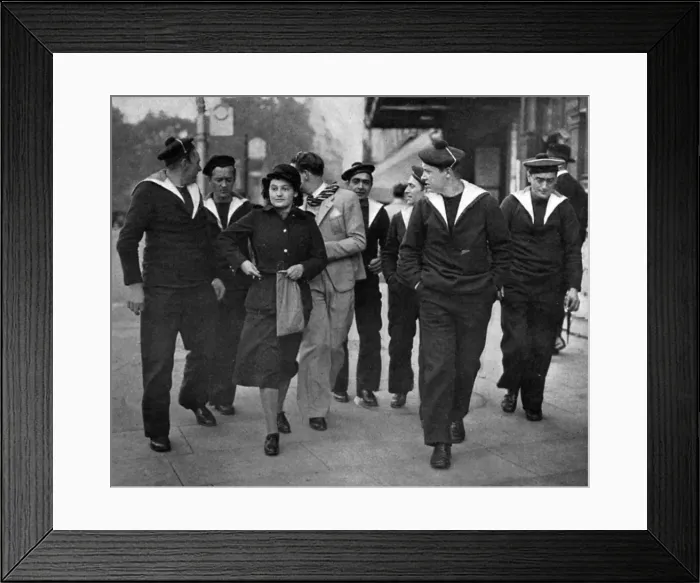 Framed Print : French sailors on leave in London, 1939 Framed Print : French sailors on leave in London, 1939