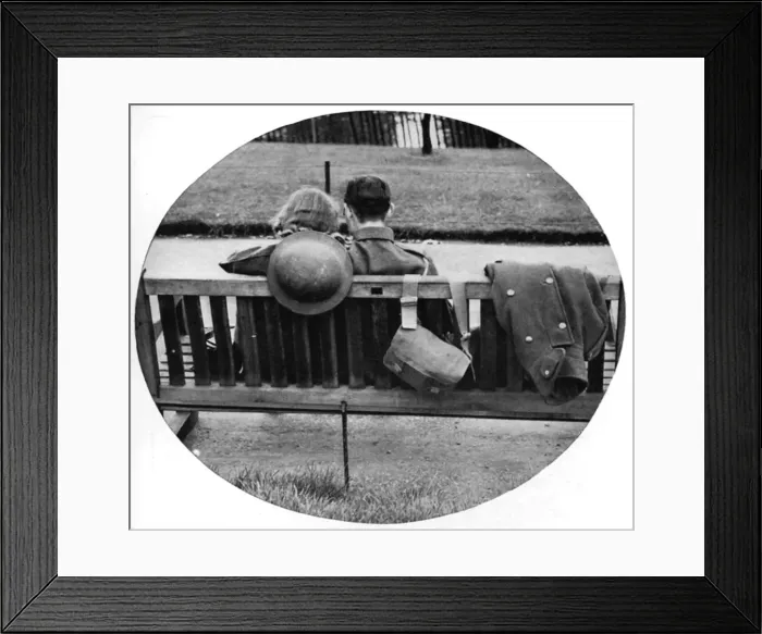 Framed Print : Courting wartime couple, 1939