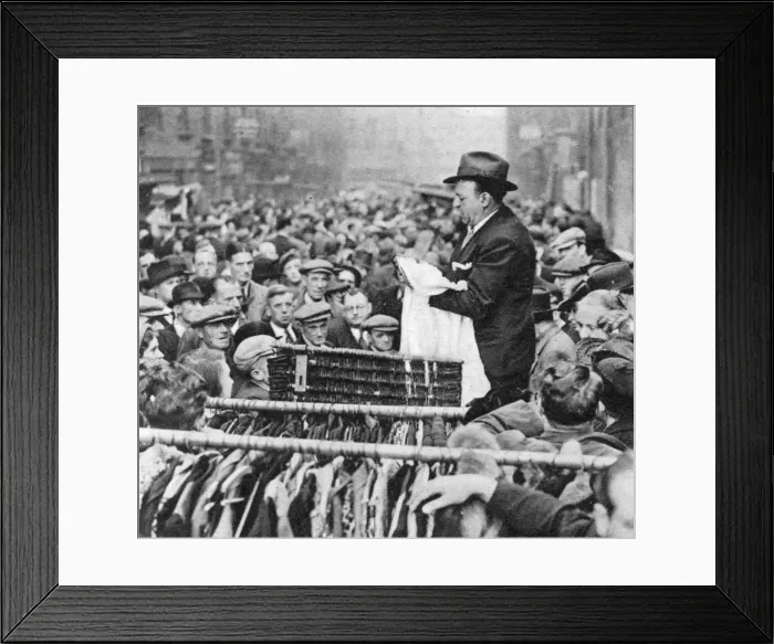 Framed Print : Petticoat Lane market trader Framed Print : Petticoat Lane market trader