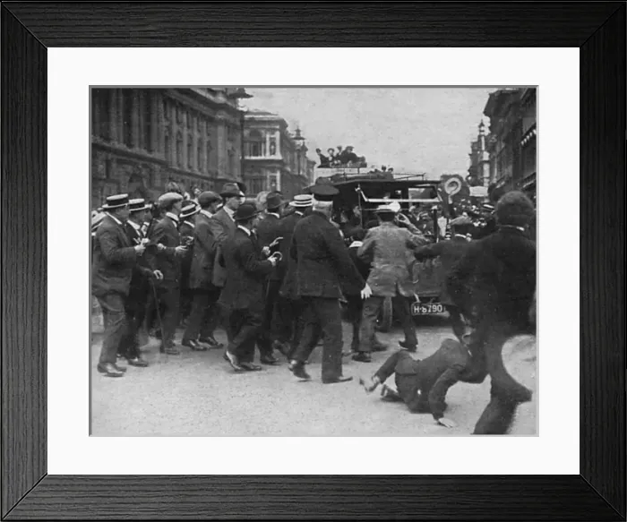 Framed Print : London crowd cheer Asquith Framed Print : London crowd cheer Asquith