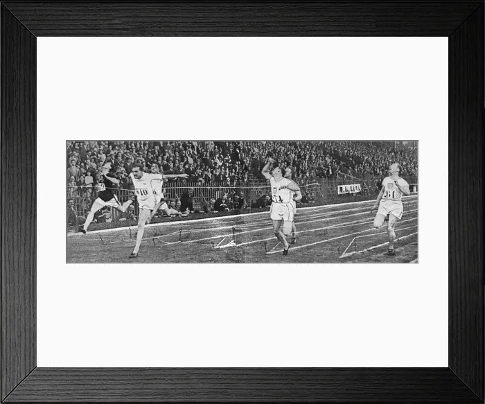 Framed Print : Abrahams wins the 100m final, 1924 Paris Olympics