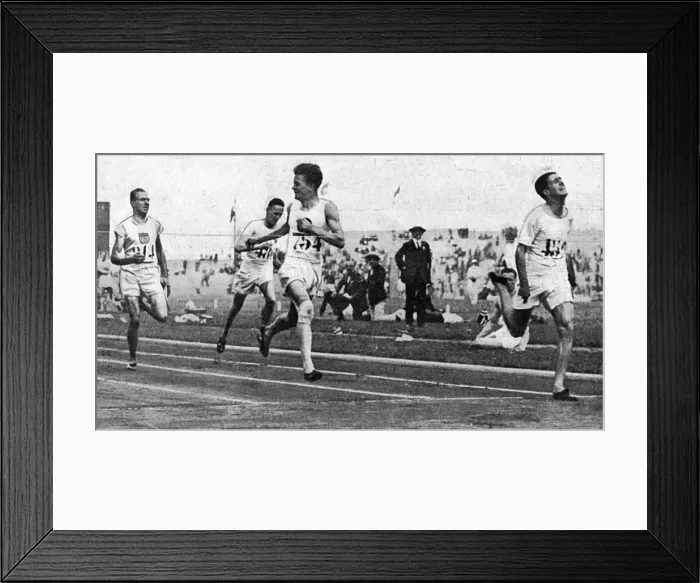 Framed Print : Douglas Lowe winning 800m Olympic final in 1924 Framed Print : Douglas Lowe winning 800m Olympic final in 1924