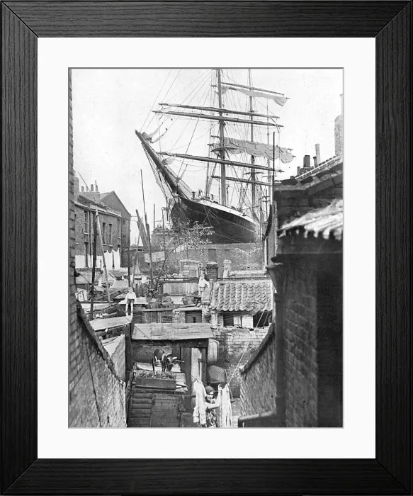 Framed Print : A windjammer looming over a London street Framed Print : A windjammer looming over a London street