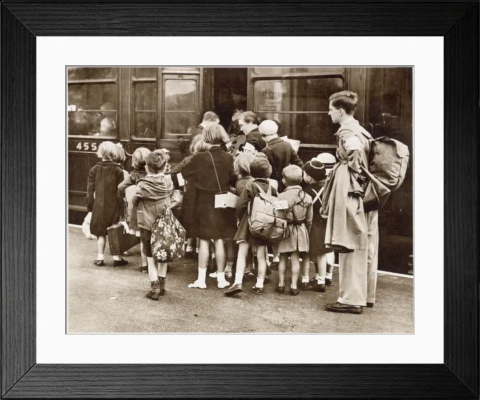 Framed Print : London's children evacuated at the beginning of World War Two: a first wave of 400000 children went on 1st September 1939, in the charge of 22000 teachers Framed Print : London's children evacuated at the beginning of World War Two: a first wave of 400000 children went on 1st September 1939, in the charge of 22000 teachers