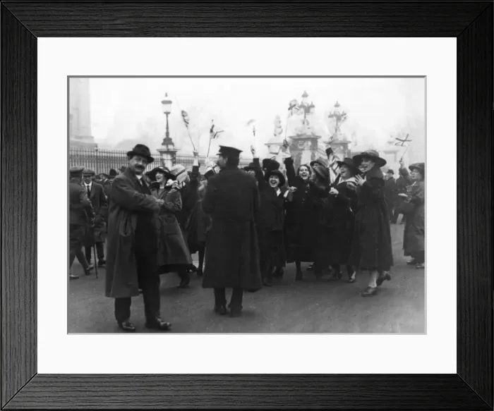 Framed Print : Armistice Day in London 1918 Framed Print : Armistice Day in London 1918