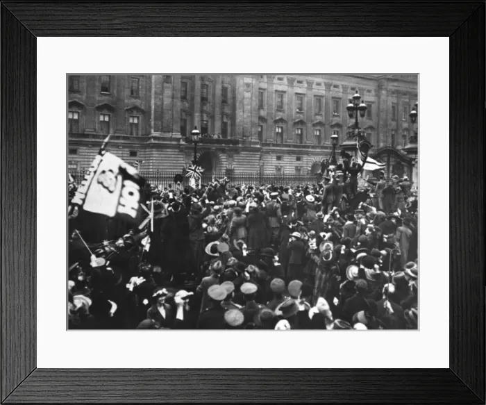 Framed Print : Armistice Day crowd outside Buckingham Palace, 1918 Framed Print : Armistice Day crowd outside Buckingham Palace, 1918
