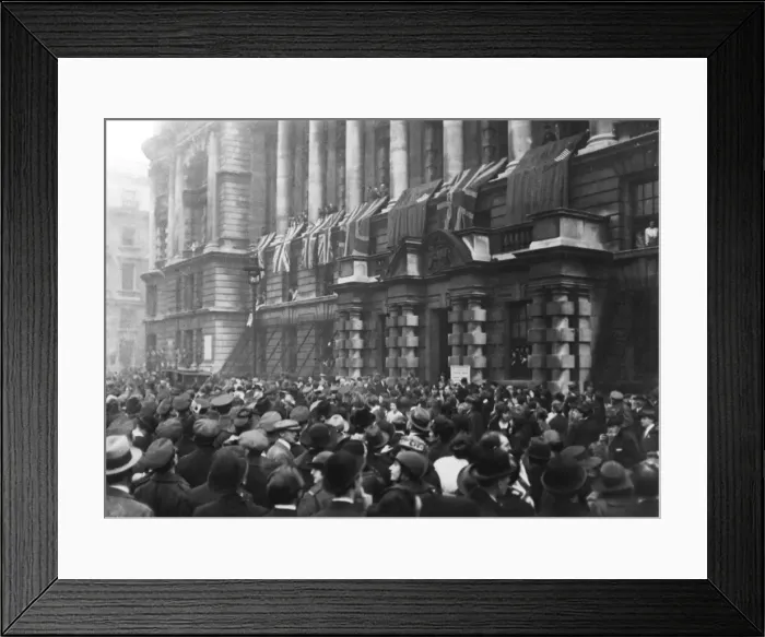 Framed Print : Crowds in the streets on Armistice Day, 11th November 1918 Framed Print : Crowds in the streets on Armistice Day, 11th November 1918