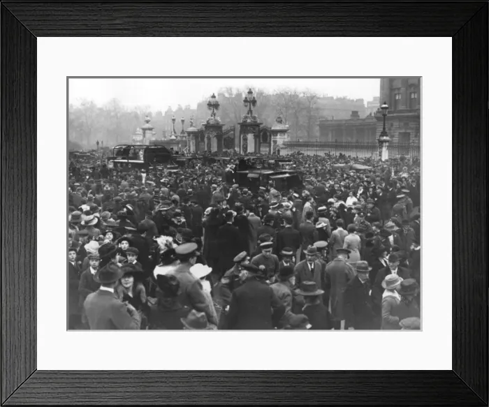Framed Print : Armistice Day crowd outside Buckingham Palace, 1918 Framed Print : Armistice Day crowd outside Buckingham Palace, 1918