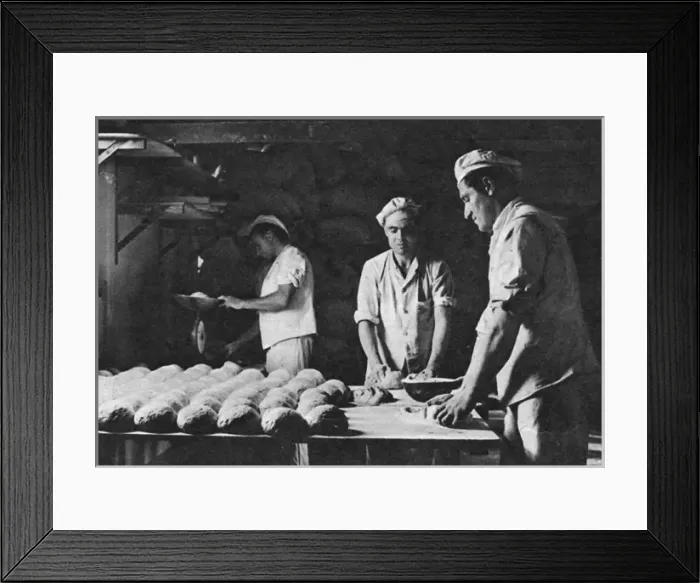 Framed Print : German prisoners in Britain, baking bread, 1946 Framed Print : German prisoners in Britain, baking bread, 1946