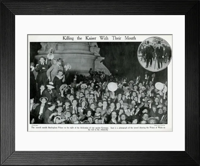 Framed Print : Crowds outside Buckingham Palace, London, WW1