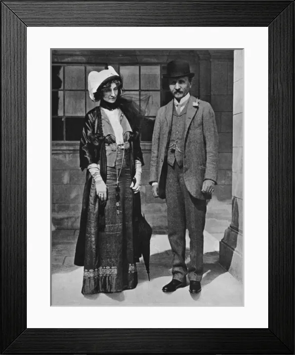 Framed Print : Royal visit to Cardiff - Earl & Countess of Plymouth