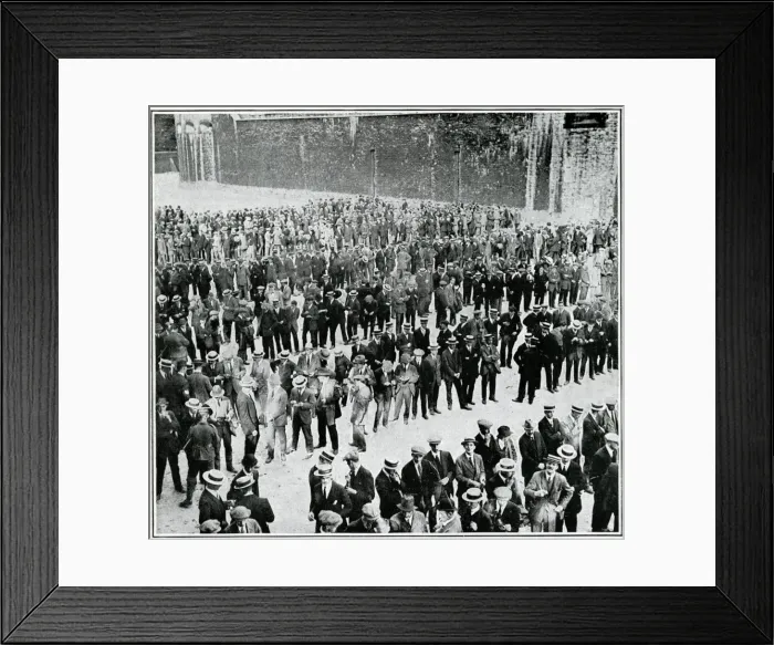 Framed Print : City of London recruits, Tower of London, WW1 Framed Print : City of London recruits, Tower of London, WW1