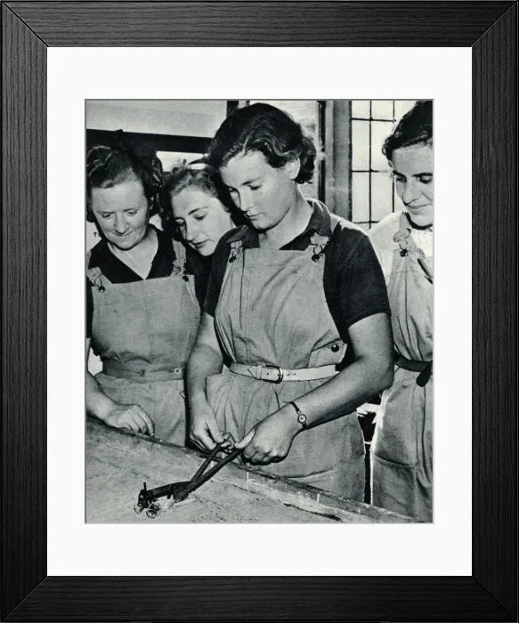 Framed Print : Land girls in training 1939 Framed Print : Land girls in training 1939