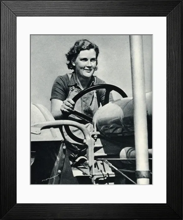 Framed Print : Land girls in training 1939 Framed Print : Land girls in training 1939