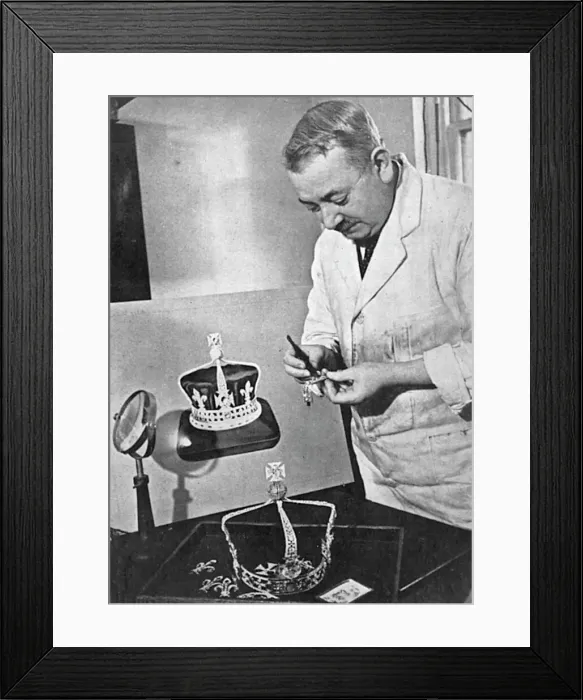 Framed Print : Garrards making the Queens Coronation crown, 1937