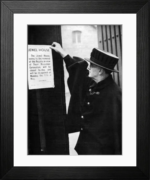Framed Print : Closing Jewel House at Tower of London during 1937 Coronatio Framed Print : Closing Jewel House at Tower of London during 1937 Coronatio