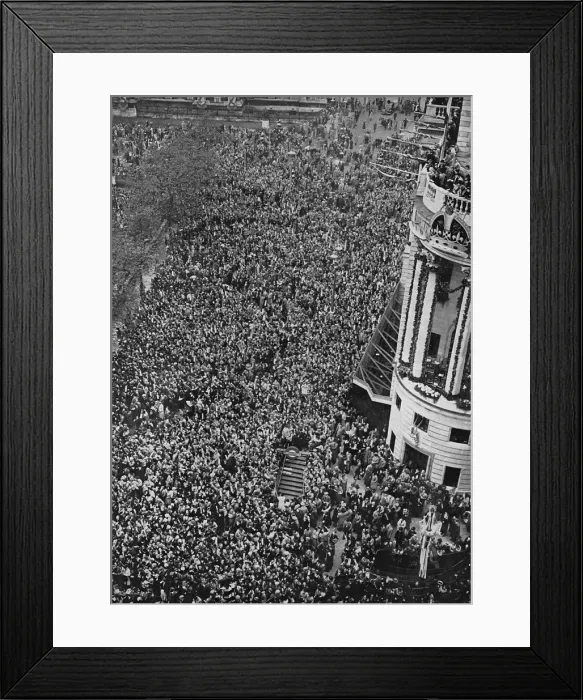 Framed Print : Surging crowds in Trafalgar Square, 1937 Coronation