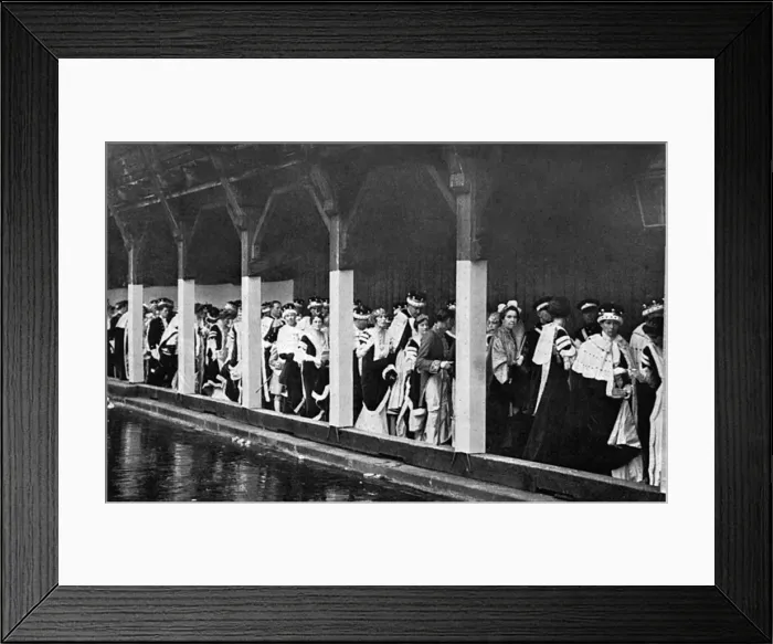 Framed Print : 1937 Coronation - Abbey guests stranded in rain after ceremo Framed Print : 1937 Coronation - Abbey guests stranded in rain after ceremo