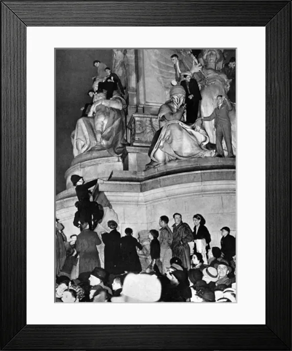 Framed Print : 1937 Coronation - spectators in Trafalgar Square