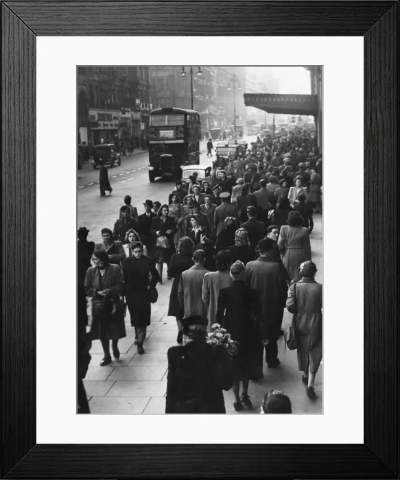 Framed Print : Crowds of Christmas shoppers, Oxford St, 1944