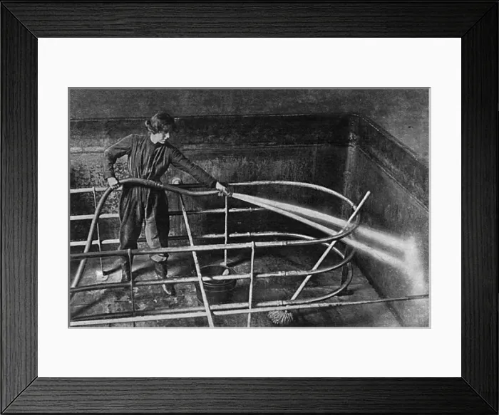 Framed Print : Women brewery workers, WW1 Framed Print : Women brewery workers, WW1