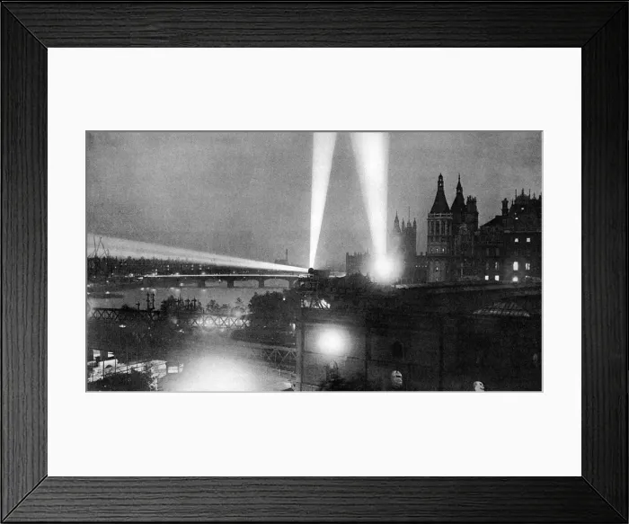 Framed Print : Searchlights looking for Zeppelins over London, WW1 Framed Print : Searchlights looking for Zeppelins over London, WW1