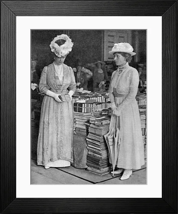 Framed Print : War birthday gifts for Queen Mary - inspecting books WW1 Framed Print : War birthday gifts for Queen Mary - inspecting books WW1