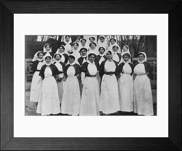 Framed Print : Duchess of Westminster & nursing staff, WW1 Framed Print : Duchess of Westminster & nursing staff, WW1