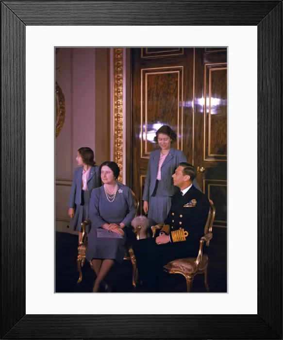 Framed Print : King George VI and Queen Elizabeth and their daughters Framed Print : King George VI and Queen Elizabeth and their daughters