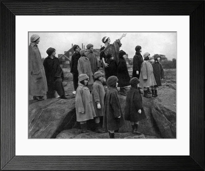 Framed Print : Isadora Duncan teaching children at Rye, New York, WW1 Framed Print : Isadora Duncan teaching children at Rye, New York, WW1