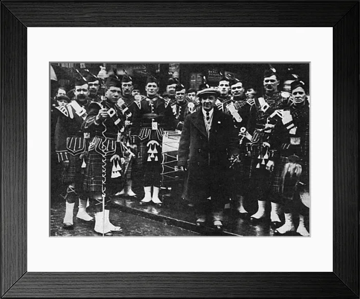 Framed Print : Harry Lauder with his recruiting pipe band, WW1 Framed Print : Harry Lauder with his recruiting pipe band, WW1