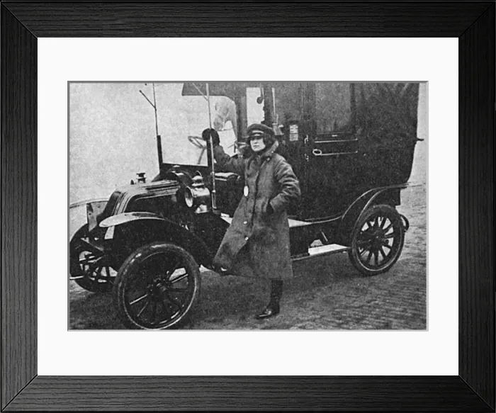 Framed Print : Miss Susan Dudley Ryder, Londons 1st lady taxi driver, WW1 Framed Print : Miss Susan Dudley Ryder, Londons 1st lady taxi driver, WW1