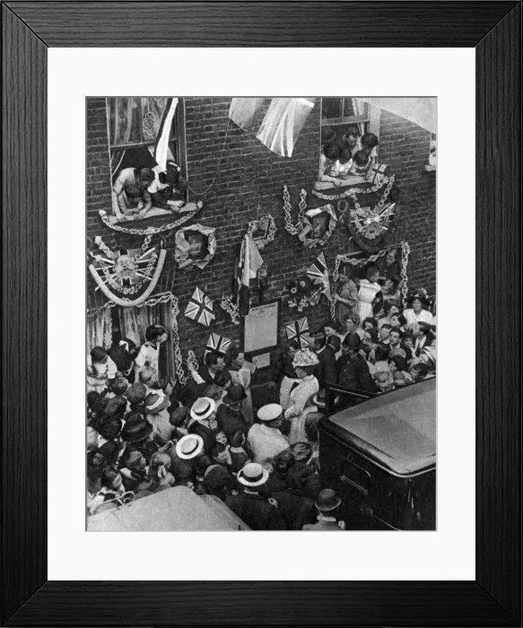 Framed Print : Queen Mary inspecting tribute to East End patriotism