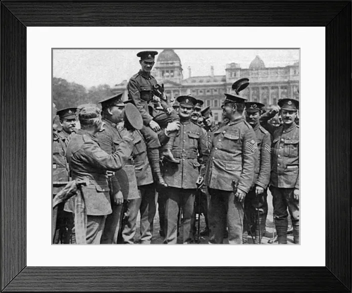 Framed Print : Recruitment during WW1 - E. Dwyer VC in Trafalgar Square Framed Print : Recruitment during WW1 - E. Dwyer VC in Trafalgar Square