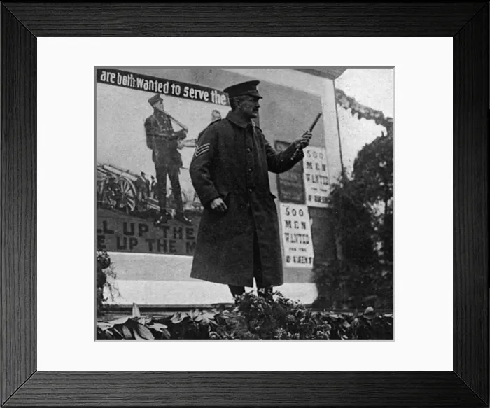 Framed Print : A recruiter speaking on the plinth in Trafalgar Square, WW1