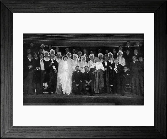 Framed Print : Interned prisoners at Ruhleben performing Trial by Jury, WW1 Framed Print : Interned prisoners at Ruhleben performing Trial by Jury, WW1