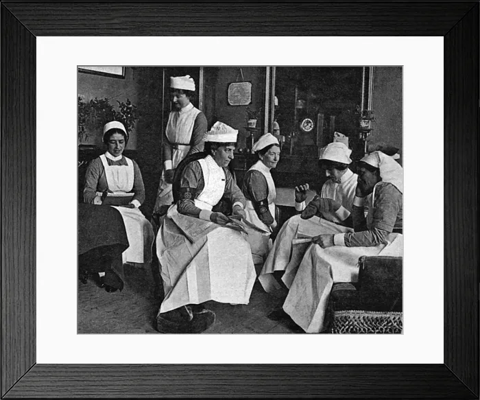 Framed Print : VAD matron and nurses at a French hospital, WW1 Framed Print : VAD matron and nurses at a French hospital, WW1