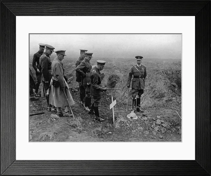 Framed Print : King George V at the graveside of a soldier, WW1 Framed Print : King George V at the graveside of a soldier, WW1
