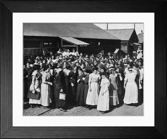 Framed Print : Munitions workers waiting for the tea hooter, WW1 Framed Print : Munitions workers waiting for the tea hooter, WW1