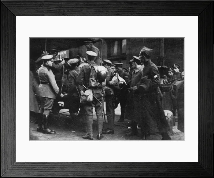 Framed Print : Meeting troops on leave at London train station, WW1 Framed Print : Meeting troops on leave at London train station, WW1