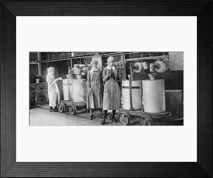 Framed Print : Women workers manufacturing synthetic phenol, WW1 Framed Print : Women workers manufacturing synthetic phenol, WW1