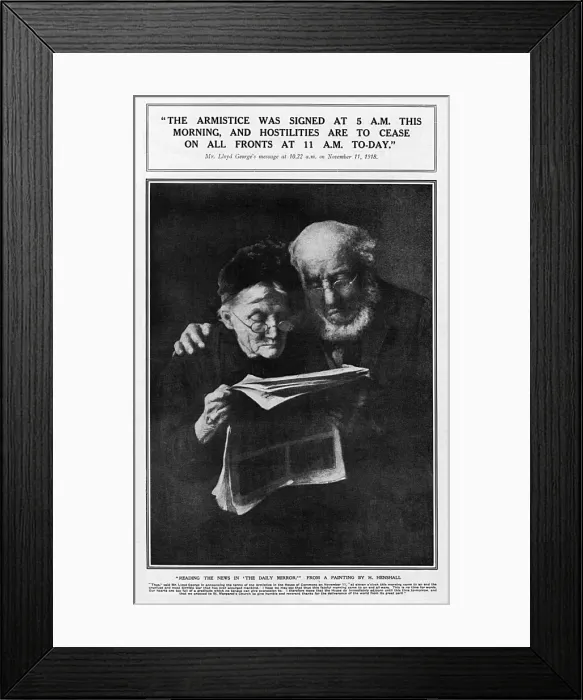 Framed Print : Reading news of the Armistice in Daily Mirror, WW1 Framed Print : Reading news of the Armistice in Daily Mirror, WW1