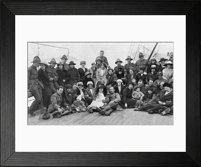 Framed Print : New Zealand soldiers returning home with English brides, WW1 Framed Print : New Zealand soldiers returning home with English brides, WW1