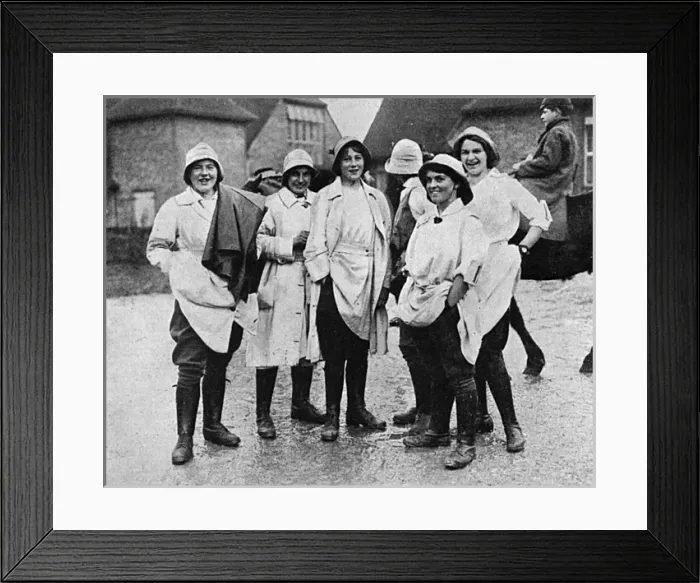 Framed Print : Land girls on a Surrey farm, WW1 Framed Print : Land girls on a Surrey farm, WW1