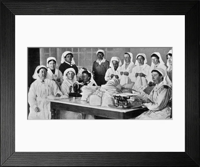 Framed Print : Making sphagnum moss dressings, Dartmoor, WW1