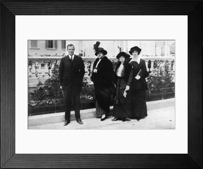 Framed Print : Anthony Wilding with society at Monte Carlo Framed Print : Anthony Wilding with society at Monte Carlo